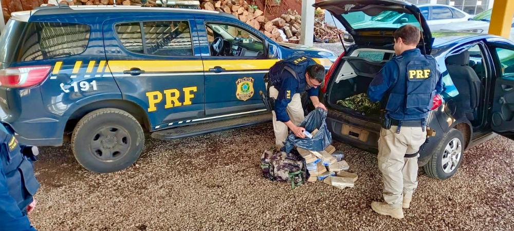 Tabletes da droga eram transportados em um carro (Foto: Divulgação | PRF)