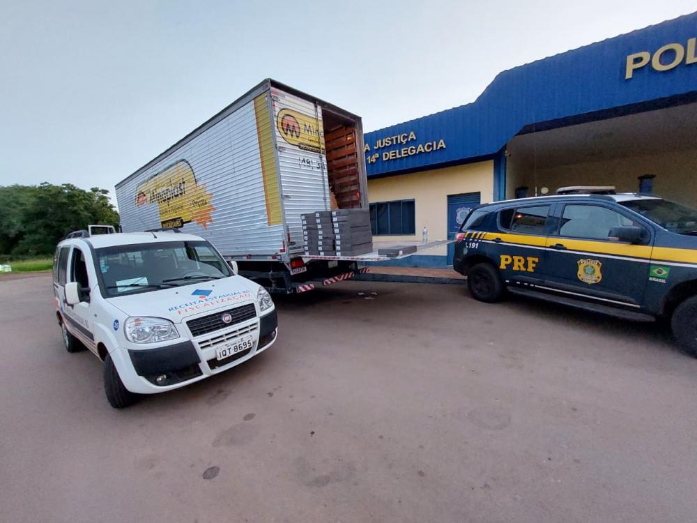 Vinhos importados ilegalmente estavam no compartimento de carga de um caminhão (Foto: Divulgação | PRF)