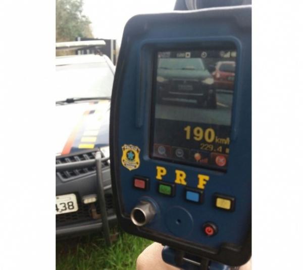 Flagrante foi feito nesta sexta-feira (03) durante fiscalização com radar na rodovia (Foto: Divulgação/PRF)