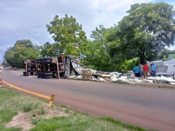 Veículo trafegava pela ERS 569, no sentido Palmeira das Missões - Sarandi, quando tombou no acostamento da rodovia (Foto: Flávia Nilson/Rádio Comunitária)