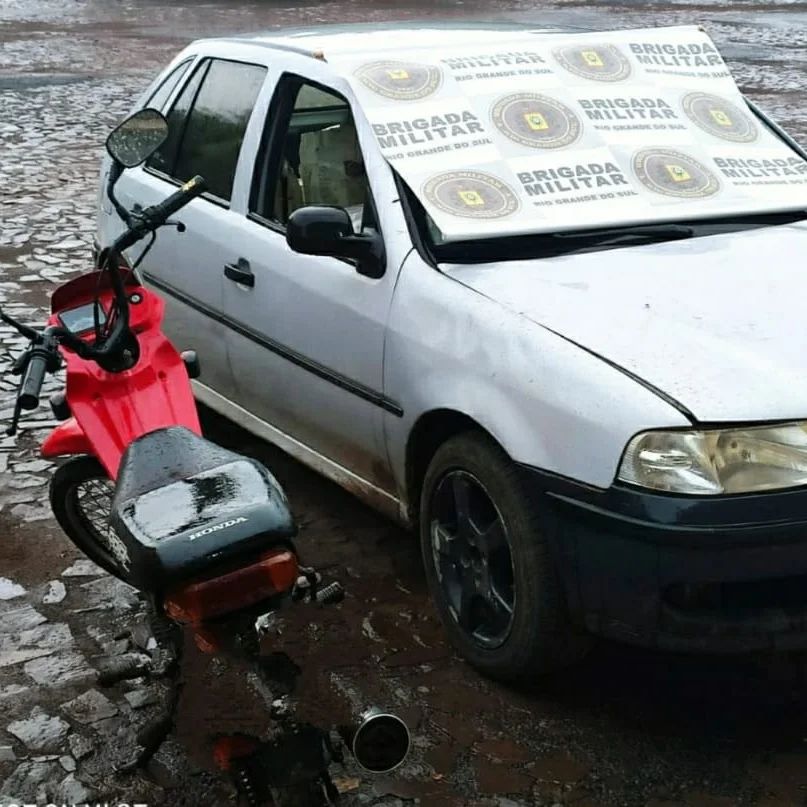 Motocicleta e carro que foram abordados pelos policiais militares no interior de Derrubadas (Foto: Divulgação | BM)