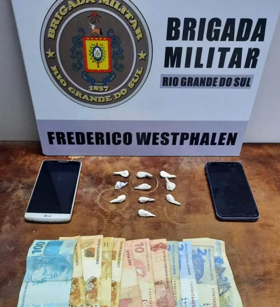 (10 buchas de cocaína e R$ 338,00 foram apreendidos. Foto: Divulgação/Brigada Militar)
