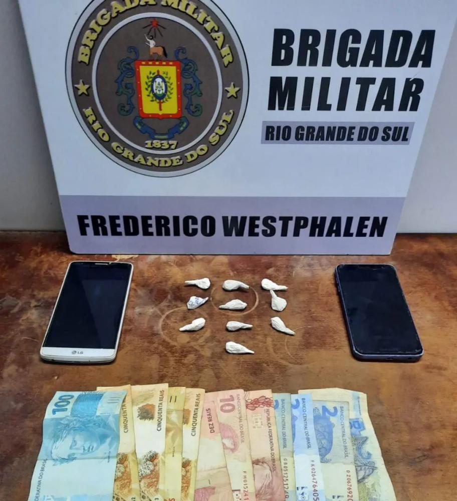 Na ação, foram apreendidas dez buchas de cocaína, dinheiro e dois telefones celulares (Foto: Divulgação | BM)