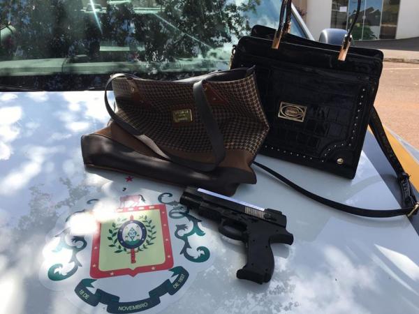Objetos provenientes de roubo e o simulacro de arma de fogo apreendido com o indivíduo na manhã deste sábado (18) (Foto: Divulgação/Brigada Militar)