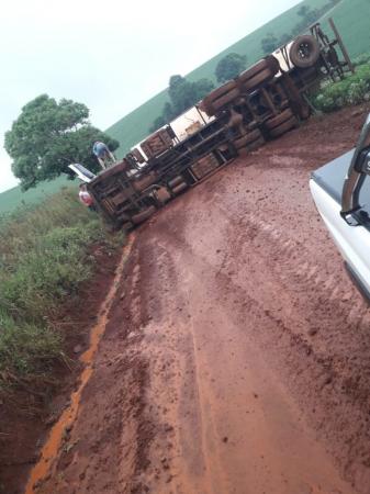 Estrada de terra virou um verdadeiro lamaçal após a chuva - Foto: Observador Regional