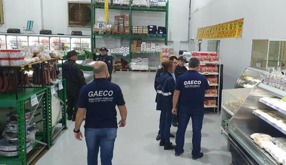 Cerca de 1,3 tonelada de alimentos impróprios para consumo foram apreendidos e inutilizados (Foto: Divulgação | MP-RS)