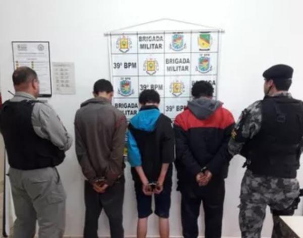 Indivíduos foram presos após cerca de seis horas de buscas (Foto: Divulgação/39º BPM)