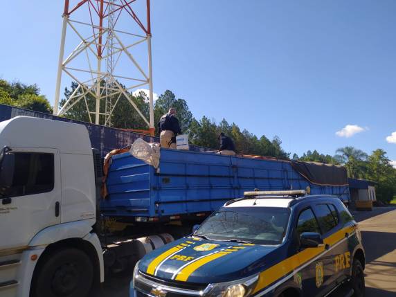Carga foi apreebdida em Ijuí e teria sido carregada em Três Passos (Foto: PRF)
