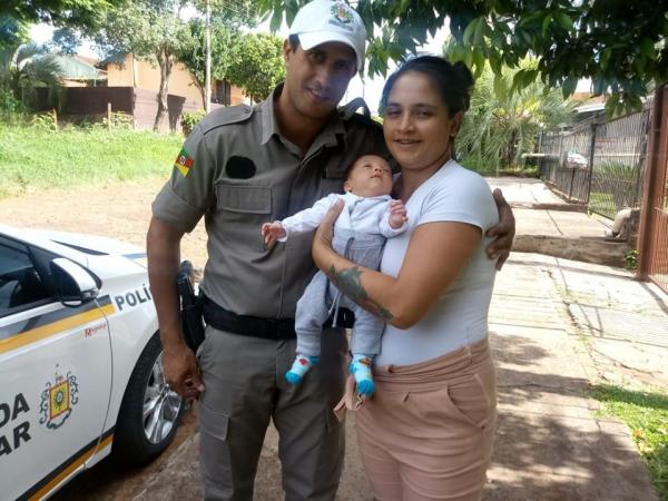 O policial militar, a mãe e o pequeno Joaquim, se reencontraram na tarde desta quinta-feira (23) (Foto: Divulgação/Brigada Militar)