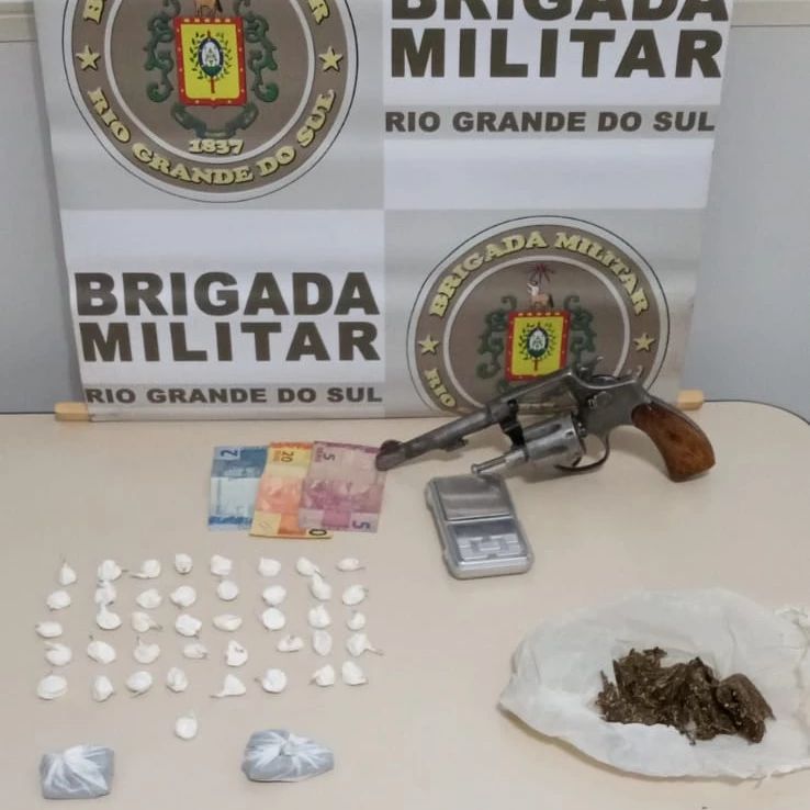 Além das drogas e do revólver calibre 38, também foi apreendido uma quantia em dinheiro (Foto: Divulgação | BM)