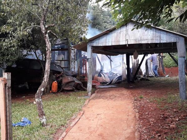 Residência ficou completamente destruída - Fotos: Mateus Benites