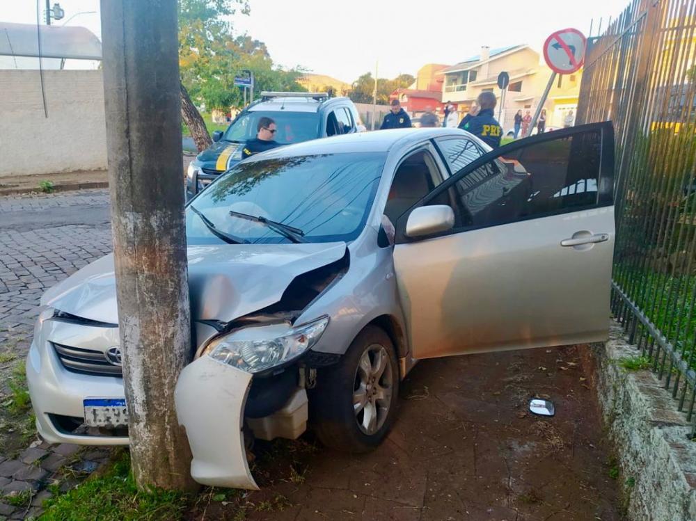 Na perseguição, o motorista perdeu o controle do volante e colidiu com o veículo contra um poste (Foto: Divulgação | PRF)
