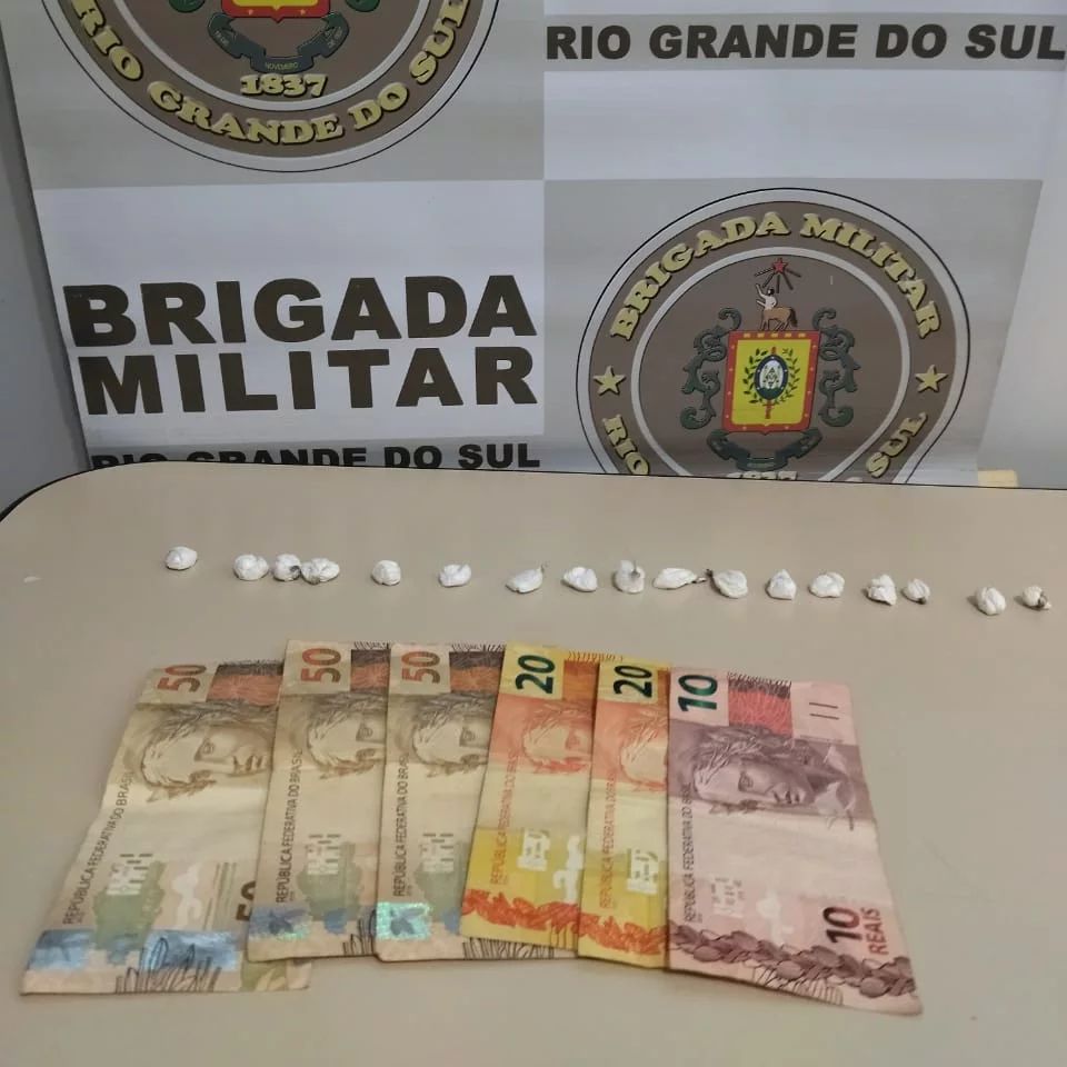 Policiais militares apreenderam 17 buchas de cocaína e R$ 200,00 em dinheiro (Foto: Divulgação | BM)