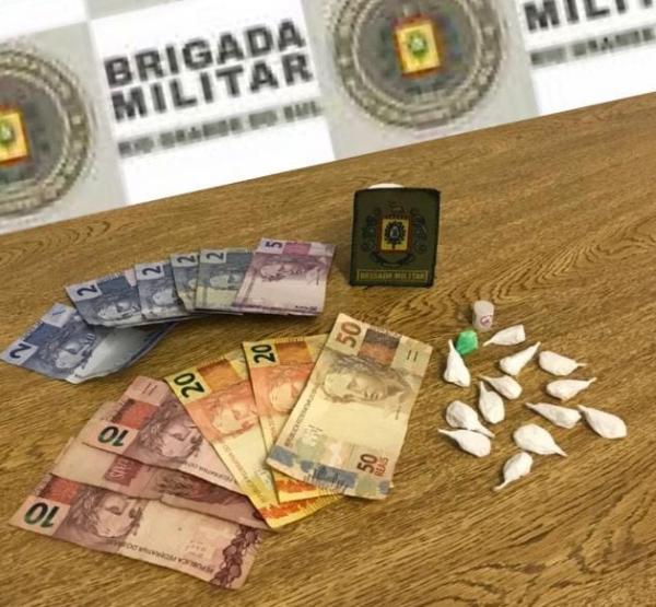 Invólucros e o dinheiro que foram encontrados com o indivíduo preso na madrugada desta sexta-feira (24), no centro da cidade (Foto: Divulgação/Brigada Militar)
