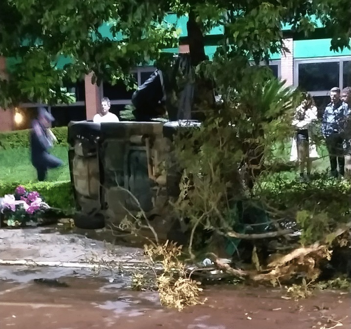 Automóvel parou tombado sobre o canteiro da Praça Reneu Geraldino Mertz (Foto: Reprodução | WhatsApp)