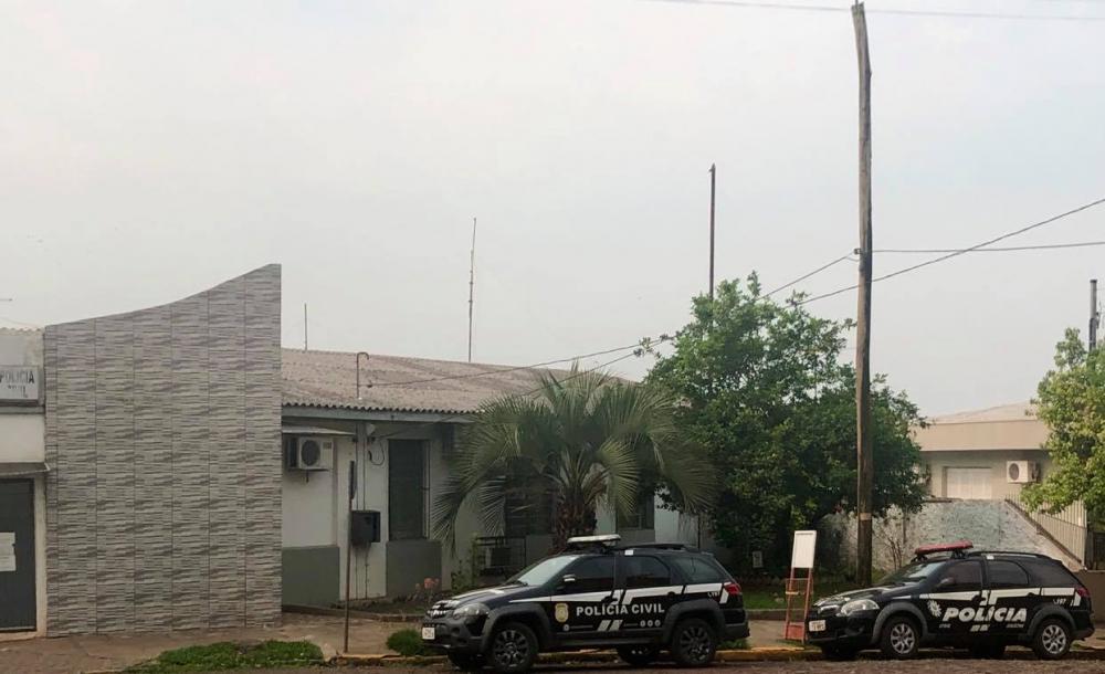 Preso foi conduzido até a Delegacia da Polícia Civil de Três Passos para o registro da ocorrência (Foto: Diones Roberto Becker)