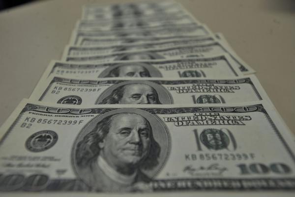O dólar operou em alta durante toda a sessão. Na máxima do dia, por volta das 13h30, chegou a ultrapassar R$ 4,23 - Marcello Casal Jr./Agência Brasil