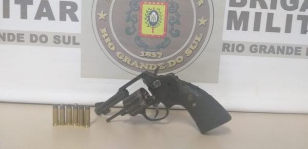 Arma de fogo e as munições intactas estavam em um Ford Fiesta abordado numa barreira policial (Foto: Divulgação/Brigada Militar)