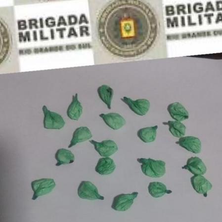 Invólucros com substância semelhante à cocaína que foram apreendidos na noite desta terça-feira (28) (Foto: Divulgação/Brigada Militar)