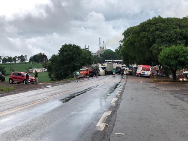 Colisões entre os caminhões provocaram o bloqueio total da rodovia no Km 138, em Sarandi (Foto: Reprodução/WhatsApp)