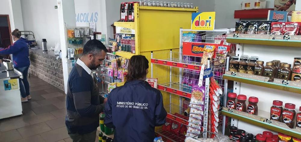 Ao todo, uma tonelada de alimentos impróprios para consumo foi apreendida e inutilizada (Foto: Divulgação | MP-RS)