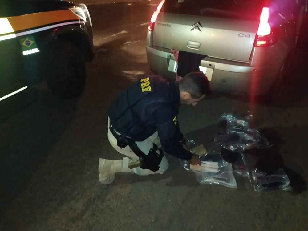 Drogas eram transportadas em um Citroën C4 abordado na BR 386 na noite da terça-feira (19/4) (Foto: Divulgação | PRF)