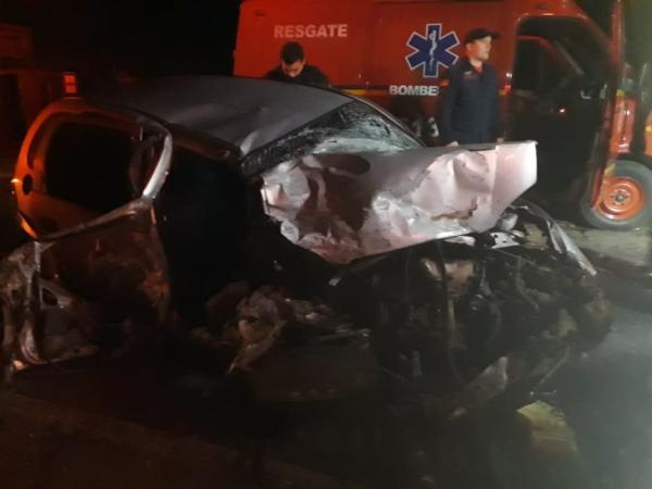 Condutor do automóvel ficou preso nas ferragens (Foto: Delonice Barbosa)