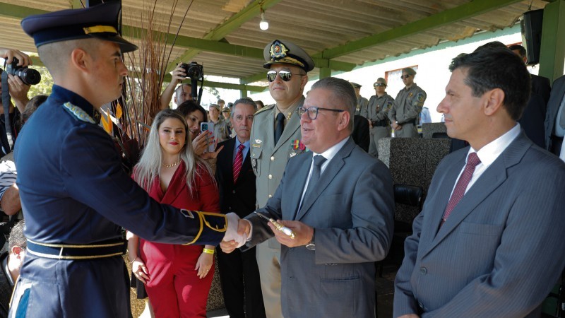 Primeiro colocado no concurso de admissão, o cadete Luís Filipe Pereira Dourado teve o espadim entregue pelo governador Ranolfo - Foto: Itamar Aguiar / Palácio Piratini