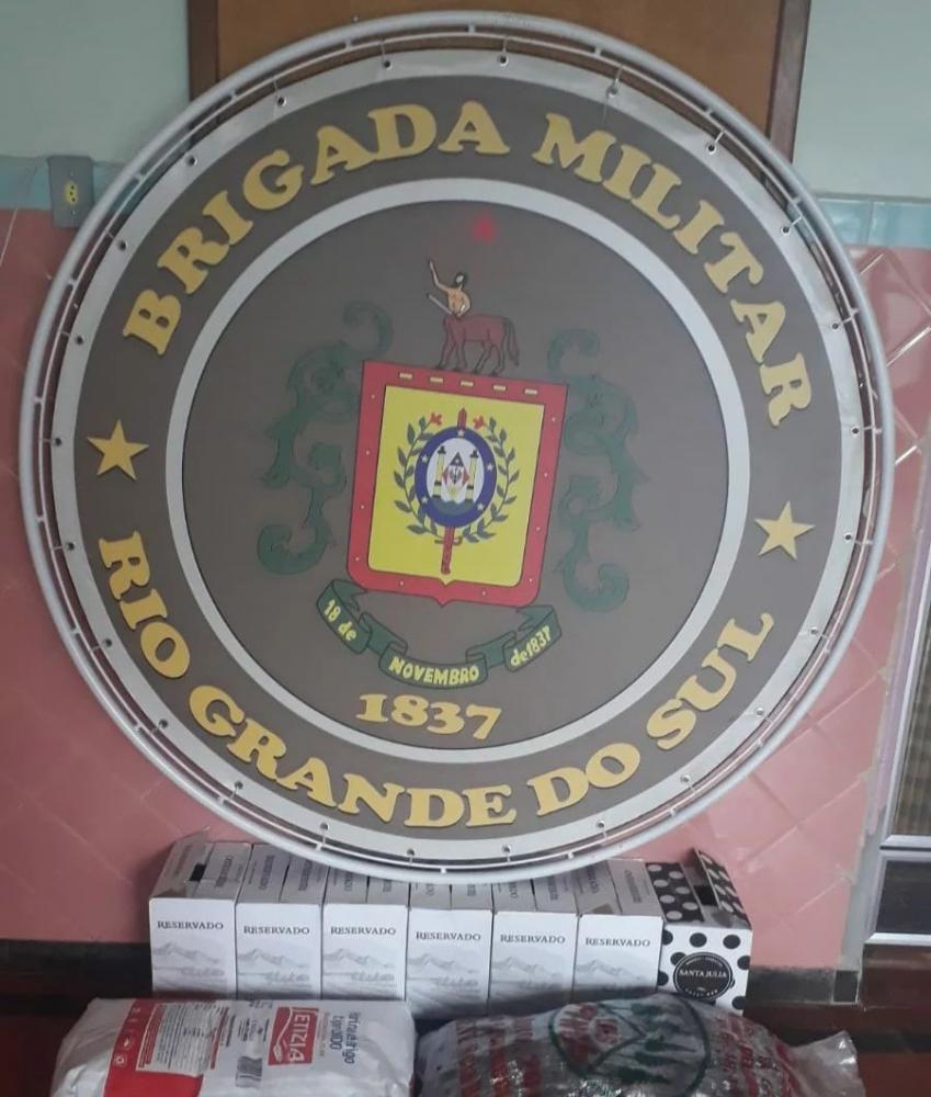 Foram apreendidas garrafas de bebidas e itens alimentícios (Foto: Divulgação | BM)