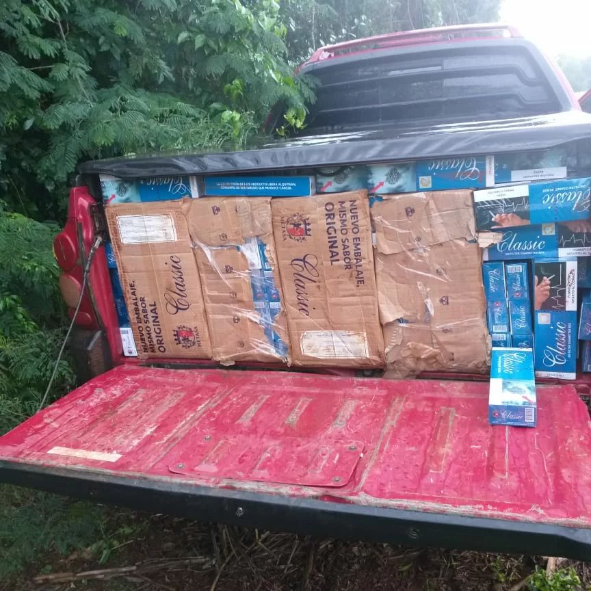 Na picape havia 1.097 pacotes de cigarros contrabandeados (Foto: Divulgação | 7º BPM)
