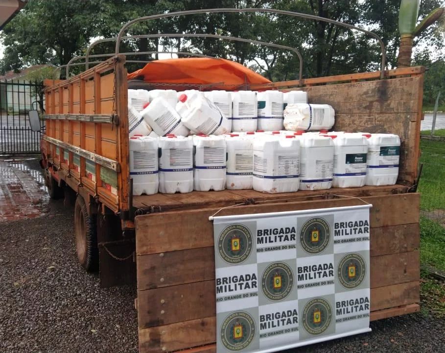 Policiais militares flagraram o caminhão transportando 152 galões de agrotóxicos de fabricação estrangeira (Foto: Divulgação | BM)