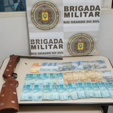 Guarnição policial apreendeu uma espingarda de pressão modificada para calibre 22, além de R$ 2.094,00 em dinheiro (Foto: Divulgação | BM)