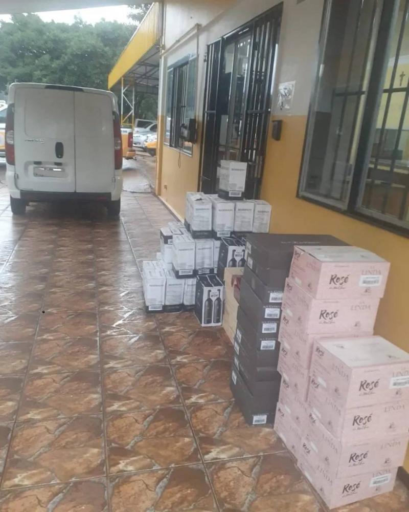 Abordagem do utilitário resultou na apreensão de 415 garrafas de vinhos de diversas marcas e provenientes da Argentina (Foto: Divulgação | 1º BRBM)