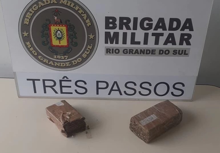 No envoltório haviam duas porções de maconha, totalizando 483 gramas (Foto: Divulgação | BM)