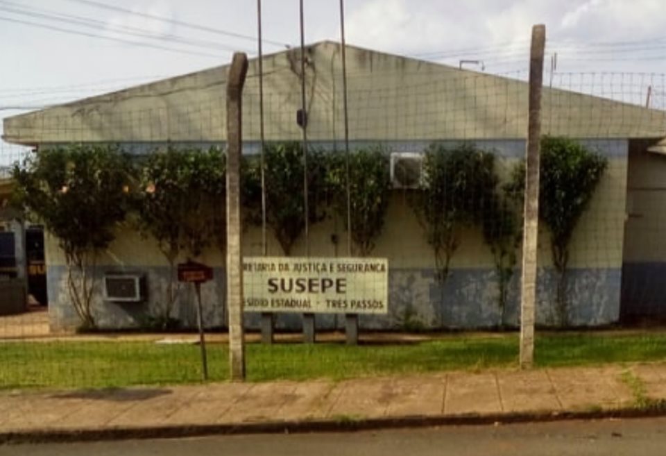 Depois da lavratura do flagrante na Delegacia da Polícia Civil, os indivíduos foram recolhidos ao Presídio Estadual de Três Passos (Foto: Diones Roberto Becker)