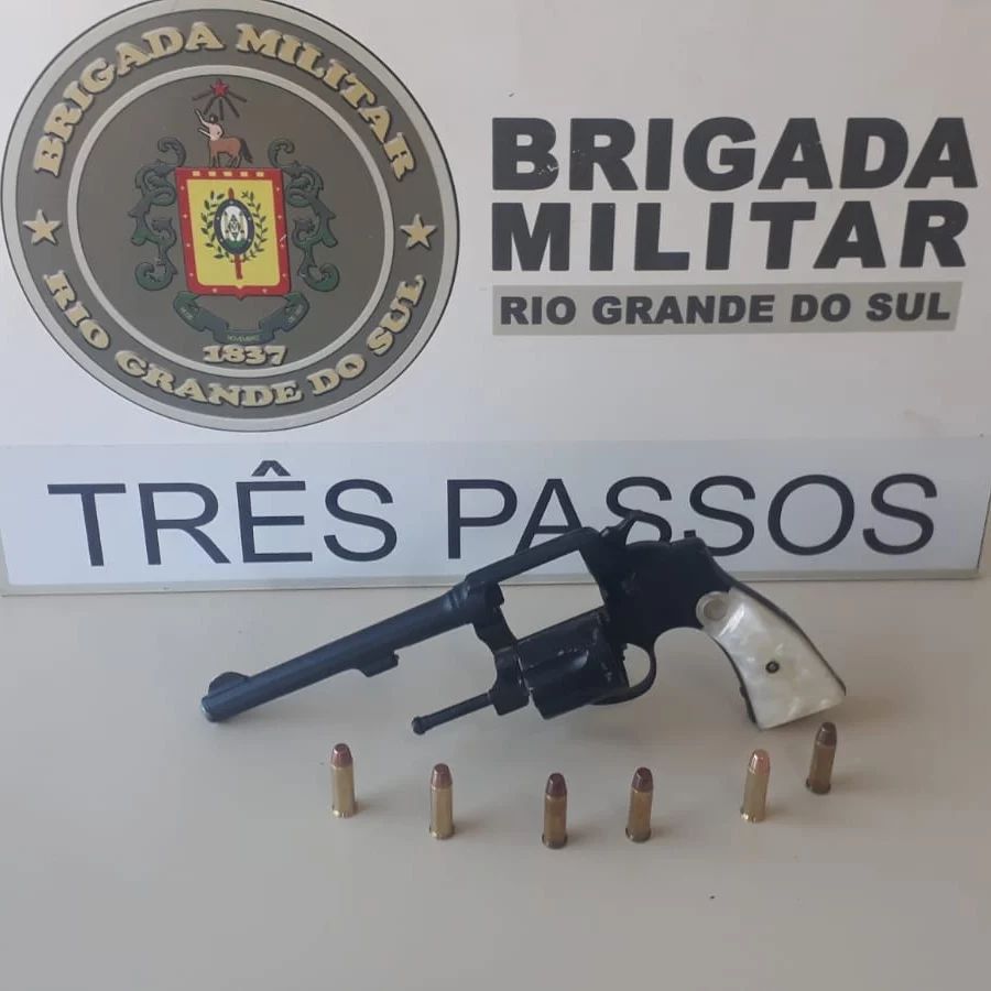 Revólver calibre 38 e as munições apreendidas com o homem de 50 anos no bairro Santa Inês (Foto: Divulgação | BM)
