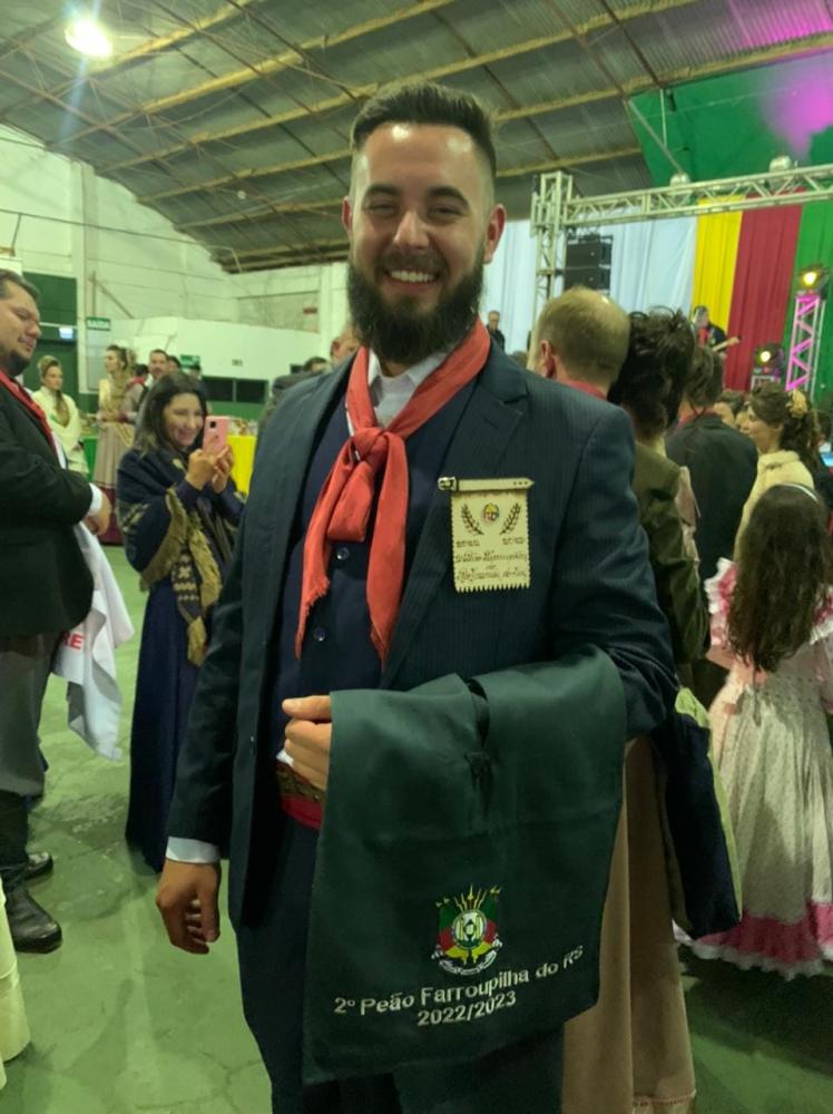 Matheus Henrique Cocenski, do CTG Guardiões da Fronteira, foi escolhido o 2º Peão Farroupilha do RS em 2022 (Foto: Reprodução | Facebook)