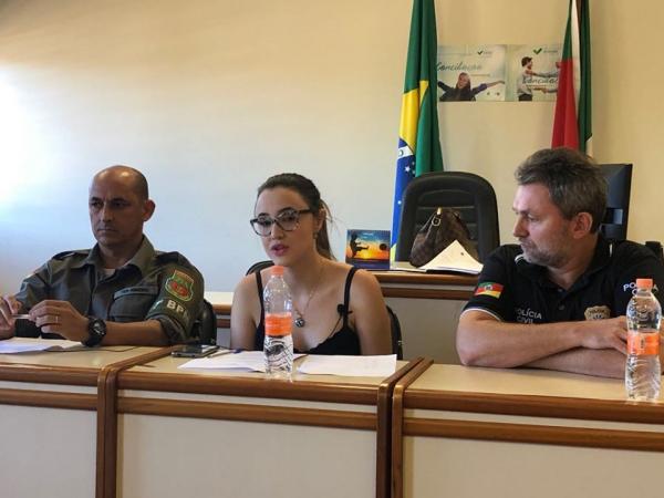 Tenente Cláudio Luiz Ribeiro dos Santos, promotora de Justiça Fernanda Ramires e o delegado da Polícia Civil, Vilmar Alaídes Schaefer (Foto: Diones Roberto Becker)