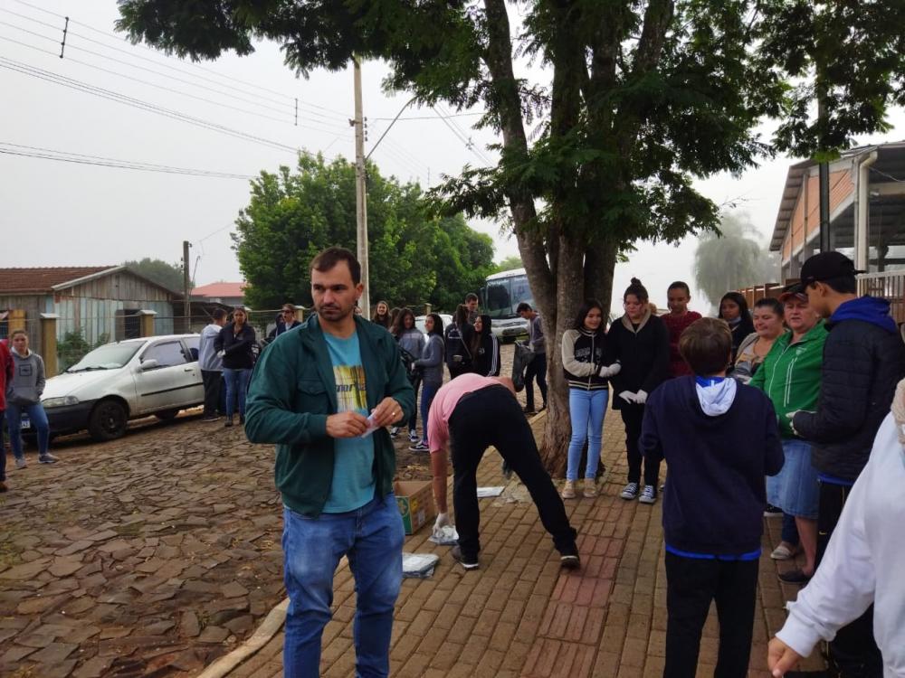 Alunos se juntaram no combate ao mosquito da dengue (Foto: Jonas Martins)