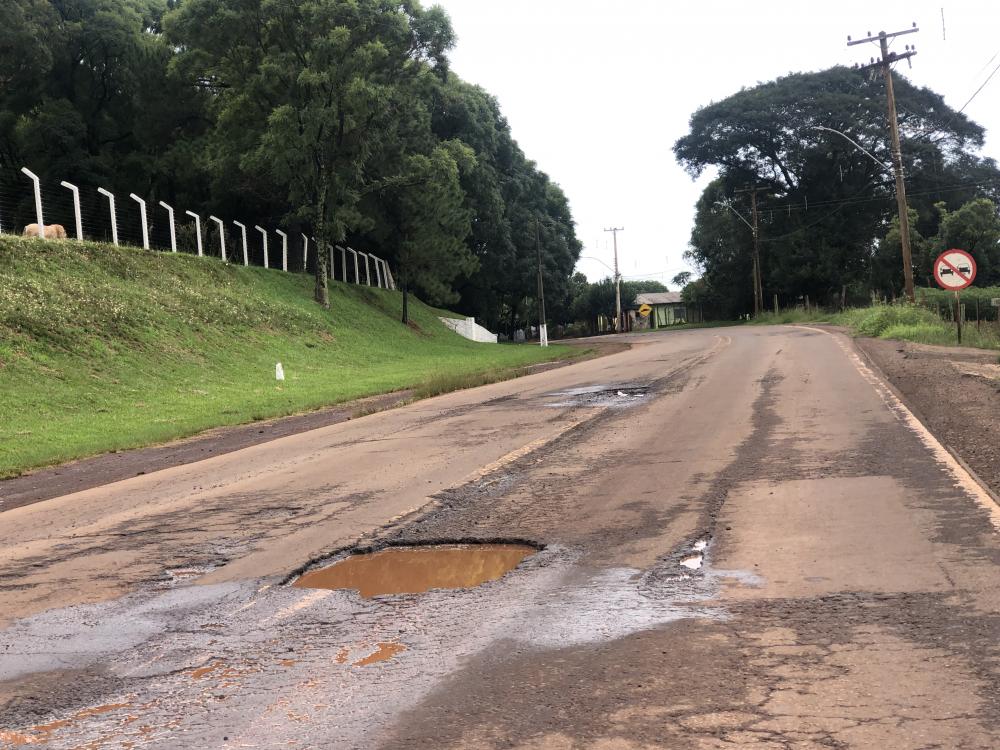 Trecho de cerca de cinco quilômetros possui inúmeros buracos e imperfeições na pista (Foto: Diones Roberto Becker)