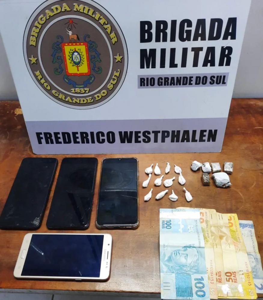 Drogas e outros materiais apreendidos com a dupla no Núcleo 7 em Frederico Westphalen (Foto: Divulgação | BM)