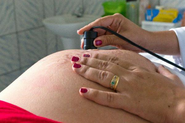Gravidez precoce pode trazer consequências emocionais, sociais e econômicas para a saúde da mãe, do pai e do recém-nascido (Foto: Ana Nascimento)