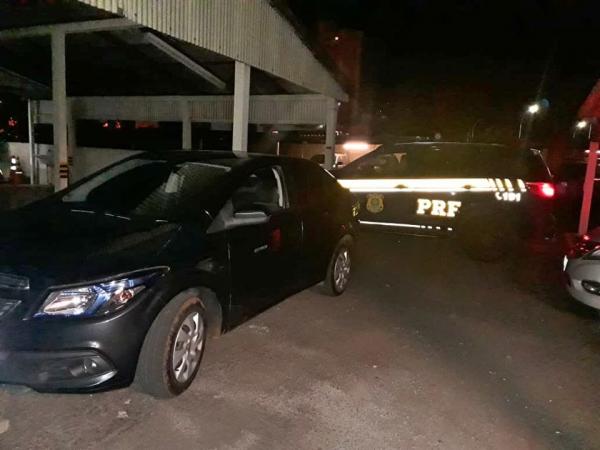Segundo a Polícia Rodoviária Federal, o GM Prisma foi roubado por dois homens armados no dia 17 de janeiro deste ano em Viamão (Foto: Divulgação/PRF)