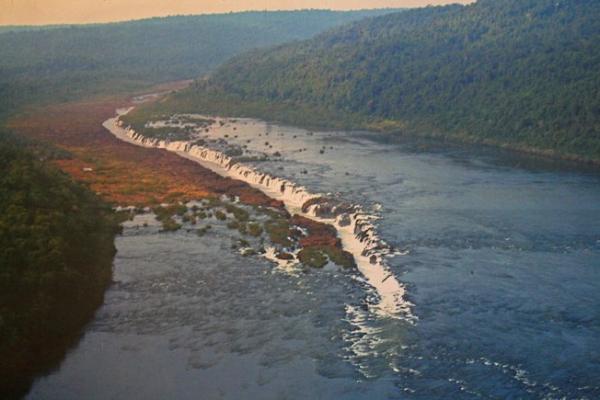 Autoridades e ambientalistas temem o alagamento do Salto do Yucumã, localizado dentro do Parque Estadual do Turvo em Derrubadas (Foto: Dante Meller)