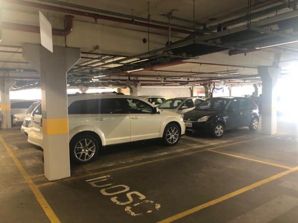 Comércios que oferecem estacionamento para os clientes assumem o dever de guarda e vigilância sobre os veículos nele depositados (Foto: Diones Roberto Becker)
