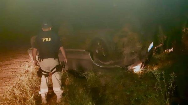 Durante a fuga, o motorista perdeu o controle da direção e capotou a Toyota Hilux em uma estrada não pavimentada (Foto: Divulgação/PRF)