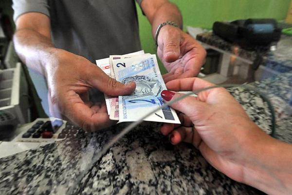 Volume de consumidores com contas em atraso cresceu 1,38% em janeiro deste ano na comparação com igual período de 2019 (Foto: Marcello Casal Jr/Agência Brasil)