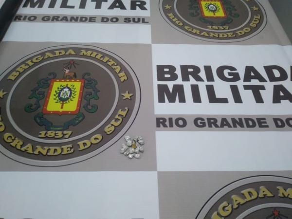 Pedras de crack encontradas com o jovem (Foto: Divulgação/Brigada Militar)