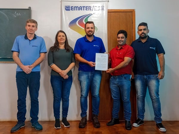 Assinatura do convênio entre o município e a Emater (Foto: Rádio Planeta FM)
