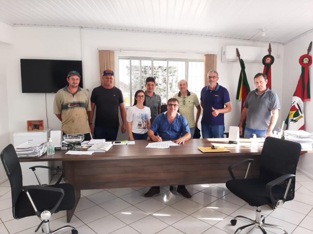 Assinatura do contrato foi feito pelo prefeito em exercício (Foto: Divulgação/Observador Regional)